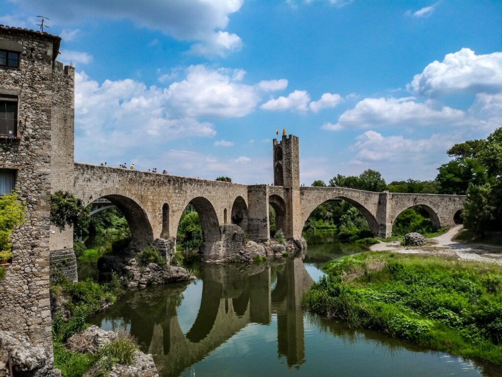 Romantische Valentijnsdagbestemmingen in camper: Besalu