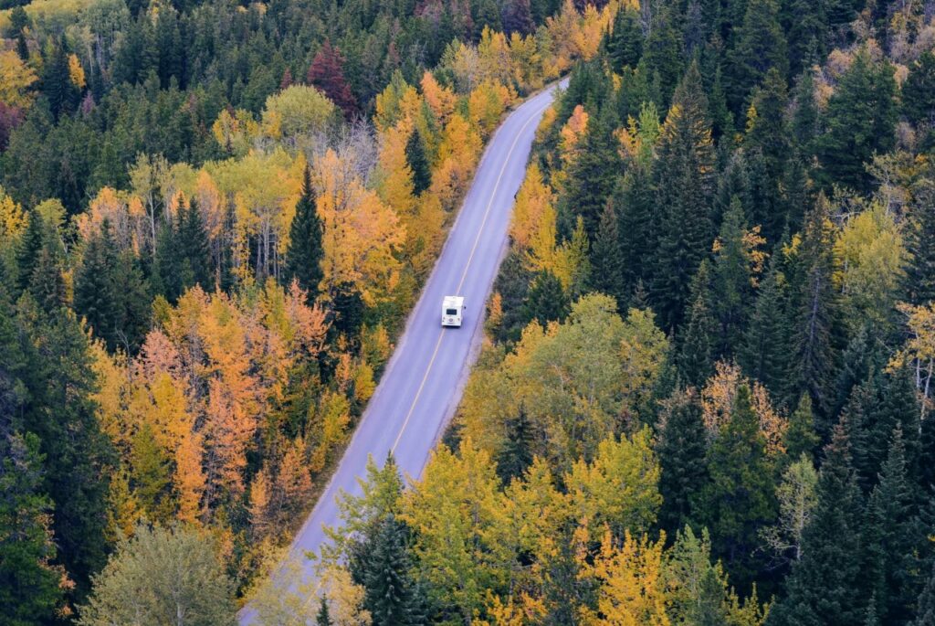 El otoño es una estación mágica que permite descubrir los lugares bajo una nueva luz. Con menos masificación de viajeros que durante el verano y temperaturas más agradables, disfrutaremos de momentos únicos en los que la naturaleza que se transforma y adopta colores más cálidos. En definitiva, se trata de una de las mejores épocas del año para viajar en autocaravana. Ya te dimos nuestros destinos otoñales favoritos en España y ahora es el turno de otros países europeos. Aquí van nuestros 5 favoritos.