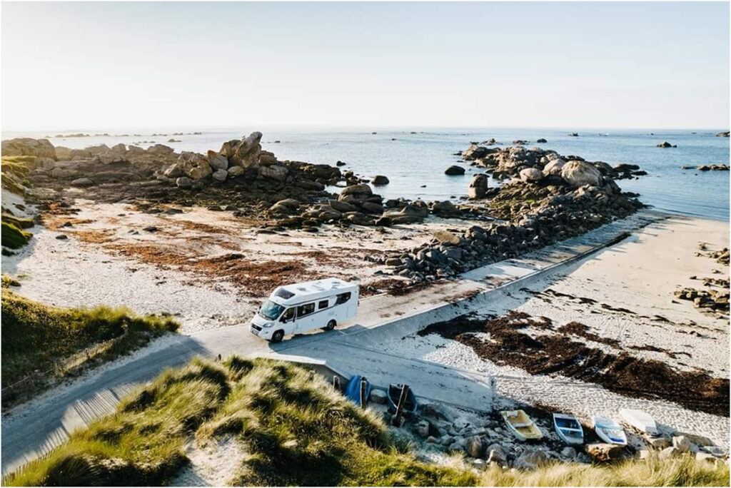 De paasvakantie is een van de meest verwachte datums voor een campervakantie. De aangenamere temperaturen die de lente met zich meebrengt, nodigen ons uit om onze voertuigen te pakken en enkele van de dorpen, steden en natuurgebieden te bezoeken die Spanje ons te bieden heeft. We hebben er vier uitgekozen waar je zeker van zult houden. Dit zijn onze 4 bestemmingen voor een campervakantie met Pasen.